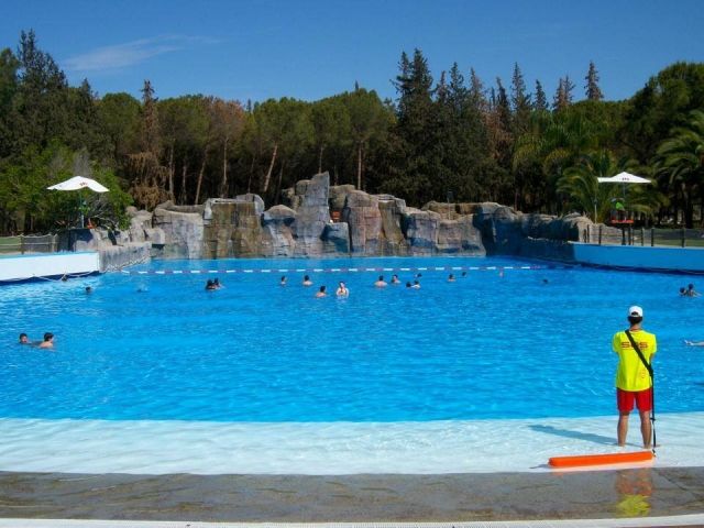 Socorrista vigilando la piscina